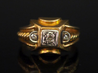 Vente aux enchères Bague de style 1940 en or jaune 750, sertie d'un petit éclat de diaman