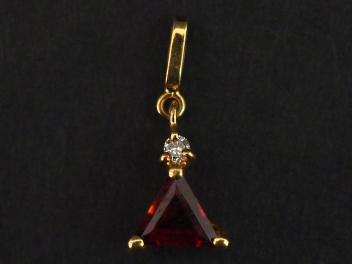Petit pendentif en or jaune 750, serti en son centre d'une pierre roug