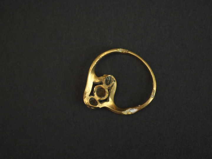 Bague en or jaune 750, de forme stylisée et agrémentée de deux perles 