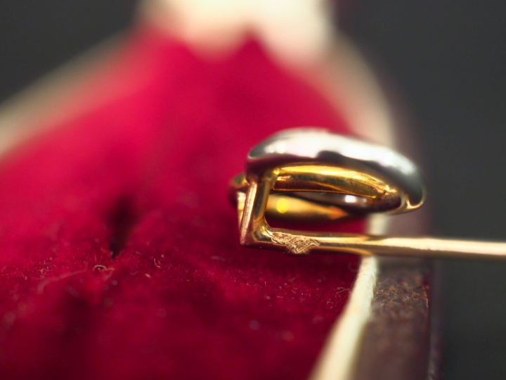 Epingle à cravate deux tons d'or 750, à décor de deux cercles entrelac