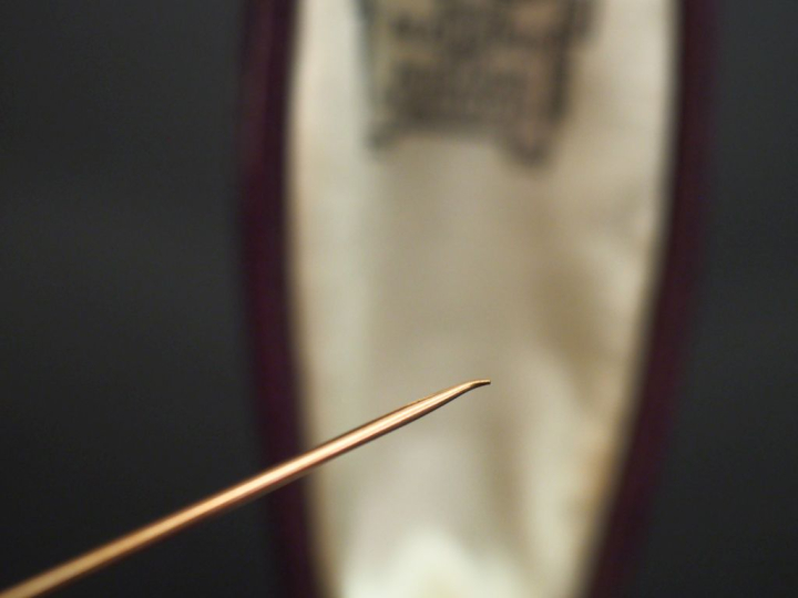 Epingle à cravate deux tons d'or 750, à décor de deux cercles entrelac