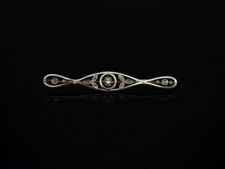 Vente aux enchères Broche 1900 de style Louis XVI en or jaune 750, sertie d'une pierre à 