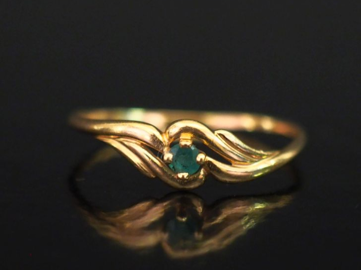 Petite bague de forme stylisée et ajourée en or jaune 750, sertie en s