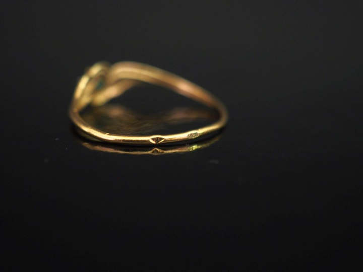 Petite bague de forme stylisée et ajourée en or jaune 750, sertie en s