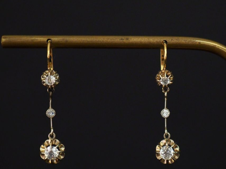 Paire de perces oreilles en or jaune 750, sertis de pierres à l'imitat