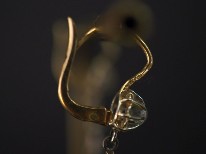 Paire de perces oreilles en or jaune 750, sertis de pierres à l'imitat