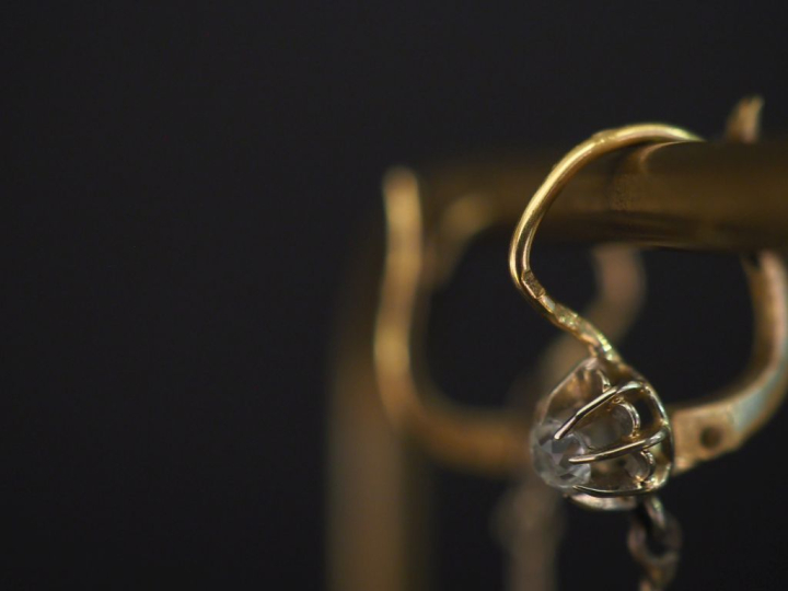 Paire de perces oreilles en or jaune 750, sertis de pierres à l'imitat
