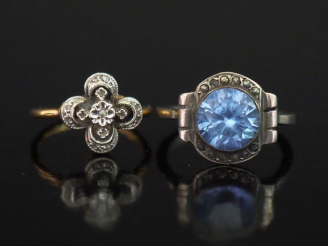 Vente aux enchères Ensemble comprenant :  - une petite bague en or jaune 750, sertie en s