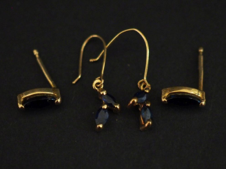 Vente aux enchères Ensemble comprenant :  - une paire de puces d'oreilles en or jaune 750