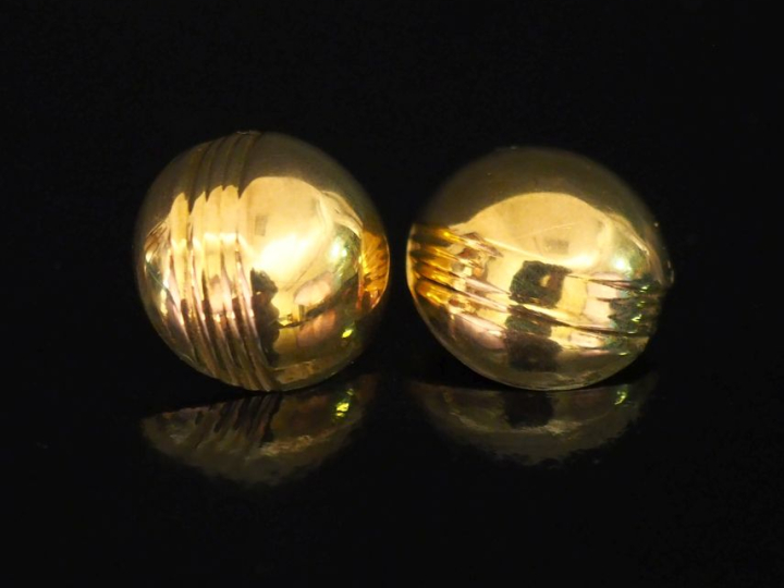 Paire de perces oreilles en or jaune 750, en forme de demi-sphère, à d