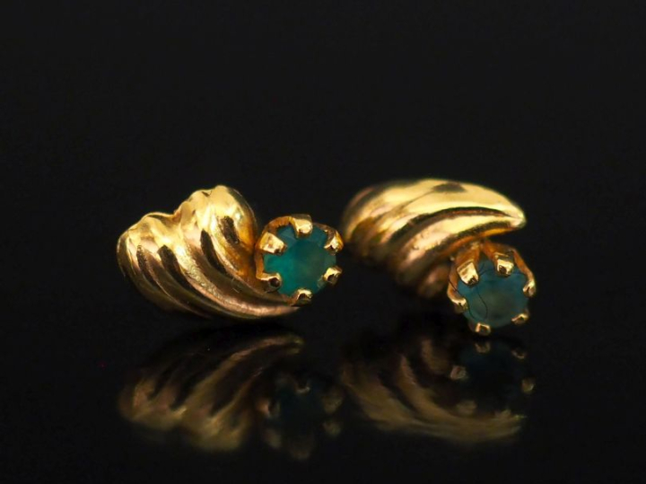 Paire de puces d'oreilles en or jaune 750, serties d'une petites pierr