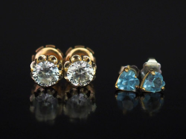 Paire de puces d'oreilles en or jaune 750, serties en leur centre d'un