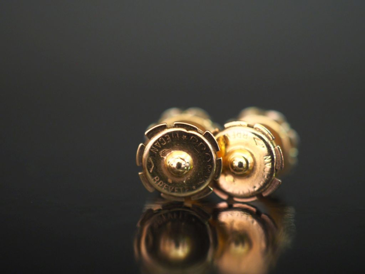 Paire de puces d'oreilles en or jaune 750, serties en leur centre d'un