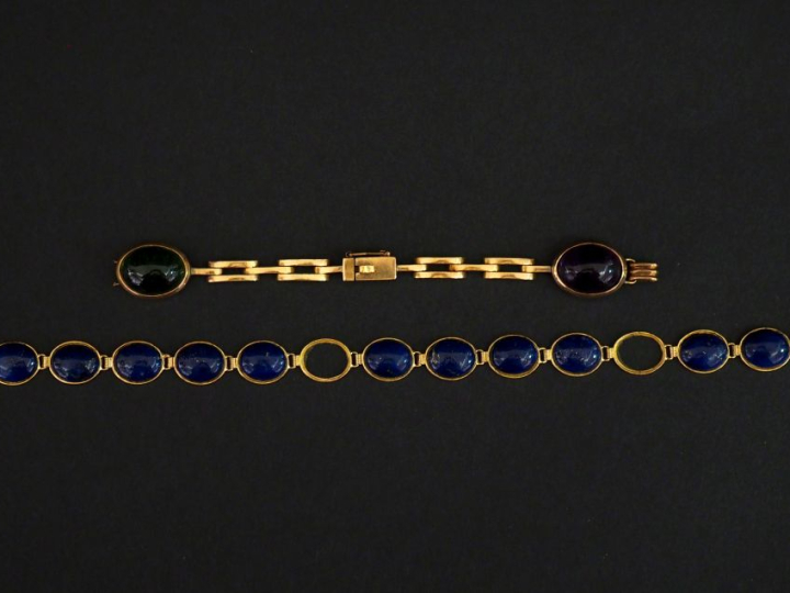 Ensemble comprenant :  -	 un bracelet en or jaune 585, composé de mail