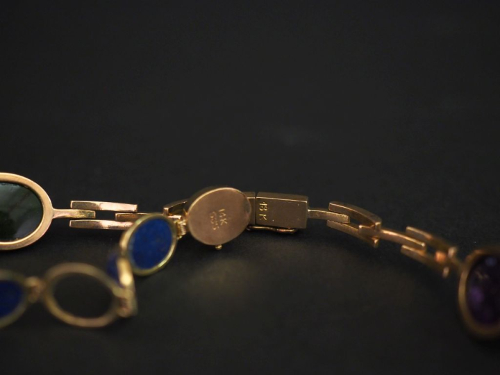 Ensemble comprenant :  -	 un bracelet en or jaune 585, composé de mail