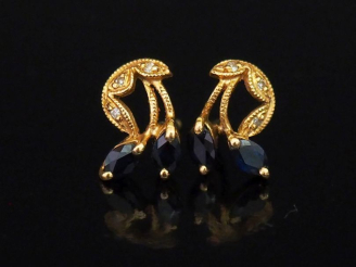 Vente aux enchères Paire de perces oreilles en or jaune 750, sertis de trois petits diama