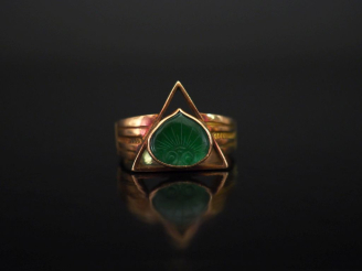 Vente aux enchères Bague en or jaune 585, à décor d'un triangle ajouré serti en son centr