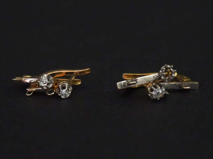 Ensemble comprenant :  -	 une paire de perces oreilles en or jaune 750