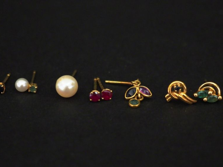 Ensemble comprenant :  - une paire de puces d'oreilles en or jaune 750