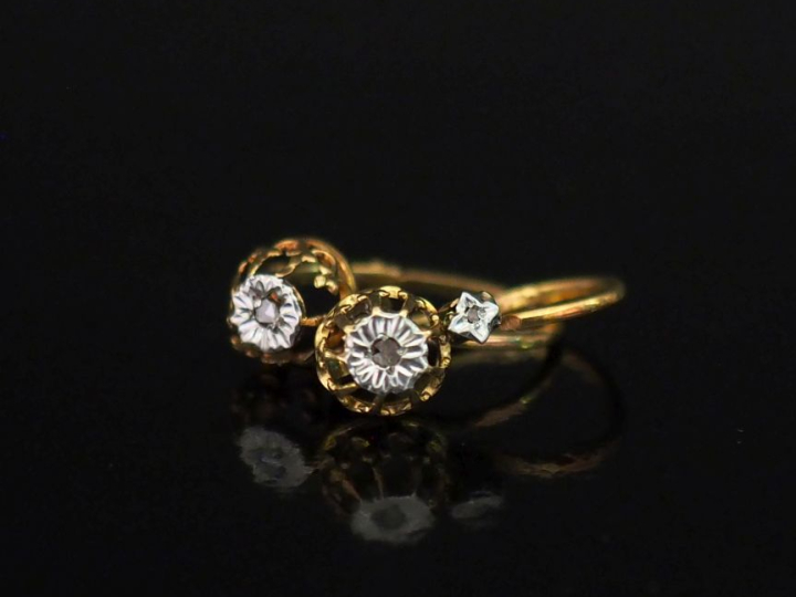 Paire de perces oreilles en or jaune 750, sertis d’éclats à l’imitatio