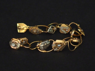 Vente aux enchères Ensemble de perces oreilles dépareillés en or jaune 750, sertis d’une 