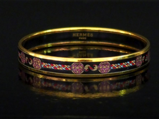 Vente aux enchères HERMES, Paris Bracelet jonc en métal doré, à décor émaille polychrome 