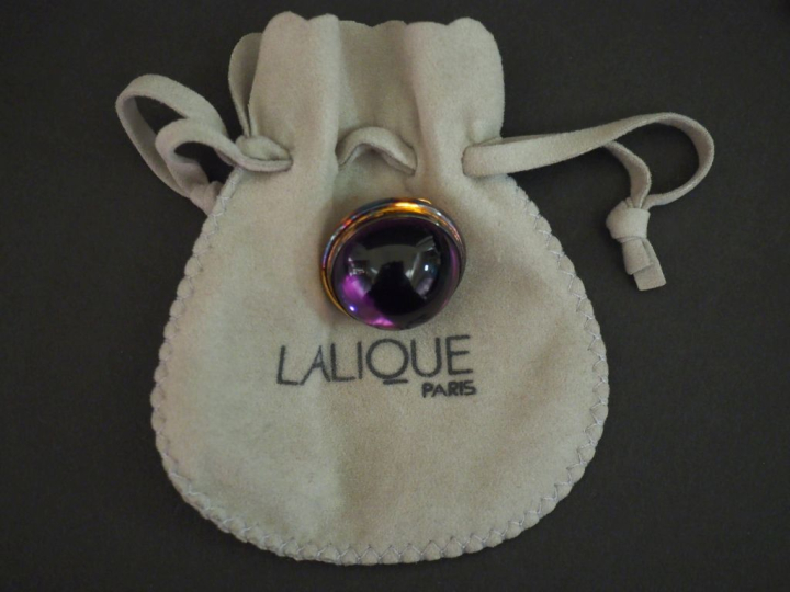 LALIQUE France, d'après un modèle de Marie-Claude LALIQUE,  Pin's sert