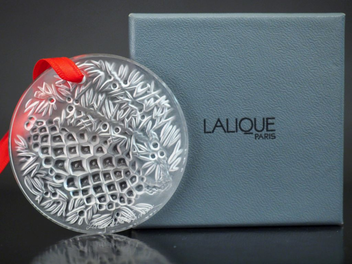 LALIQUE France,  Médaillon à suspendre en verre moulé pressé, à décor 