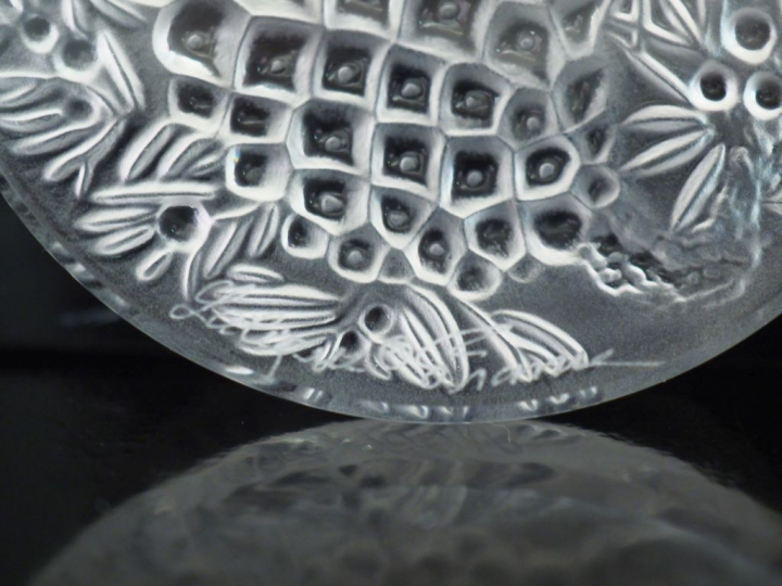 LALIQUE France,  Médaillon à suspendre en verre moulé pressé, à décor 