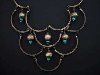 Vente aux enchères Collier draperie en argent, à décor ajouré et agrémenté de perles en p