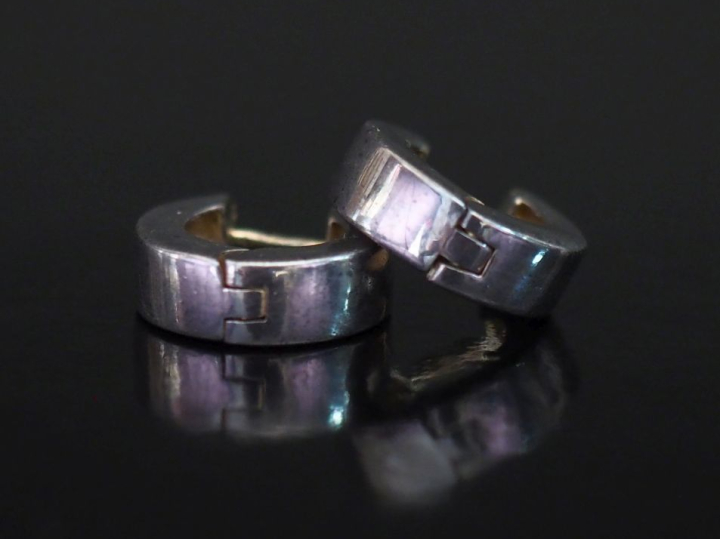 Paire de créoles en argent 925. Larg. 0,5 cm Diam. 1,5 cm Poids. 5,18 