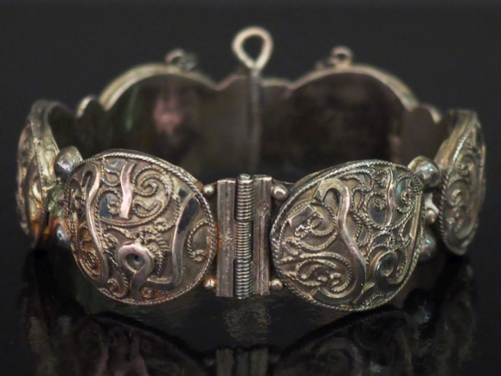 Bracelet de style Afrique du Nord en argent, à décor filigrané.  Poids