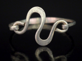 Vente aux enchères Bracelet jonc en argent, à décor en son centre d'un motif abstrait.  P