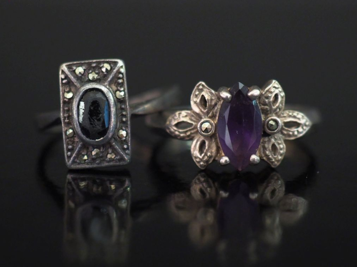 Ensemble comprenant :  - une bague en argent 925, à décor ajouré et se