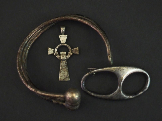 Vente aux enchères Ensemble comprenant :  - un pendentif en argent, en forme de croix. - 