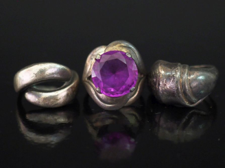 Vente aux enchères Ensemble comprenant trois différentes bagues en argent, l'une sertie d