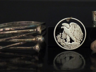 Vente aux enchères Ensemble comprenant :  - un bracelet en argent bas titre étranger, à d