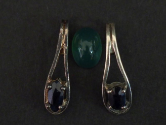 Vente aux enchères Deux pendentifs en argent, sertis d'une pierre bleue.  H. 1,7 cm Poids