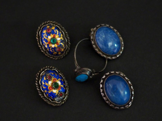 Vente aux enchères Ensemble comprenant :  - une paire de clips d'oreilles ovales en argen