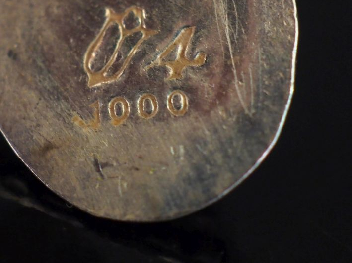 Ensemble comprenant :  - une paire de clips d'oreilles ovales en argen