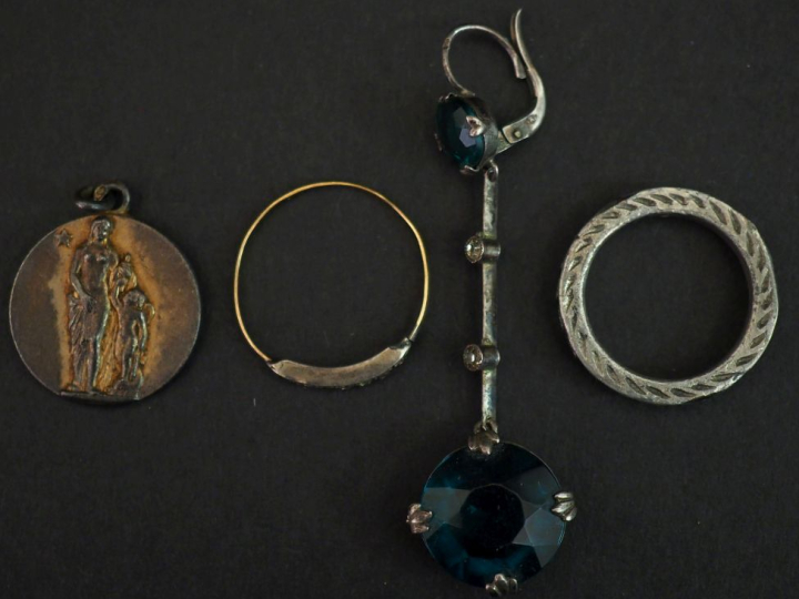 Ensemble comprenant :  - une petite bague jonc en or jaune 750 et arge