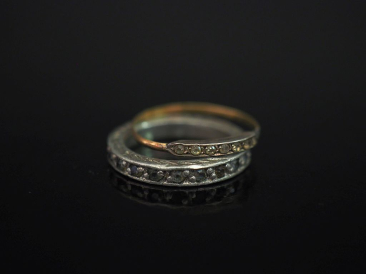 Ensemble comprenant :  - une petite bague jonc en or jaune 750 et arge