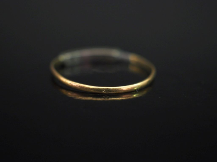 Ensemble comprenant :  - une petite bague jonc en or jaune 750 et arge