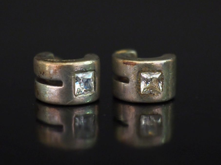 Paire de demi créoles en argent 925, serties d'une pierre à l'imitatio