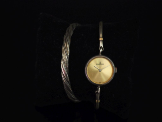 Vente aux enchères Ensemble comprenant :  - un bracelet jonc torsadé en argent 900. Diam.