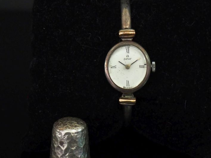 Ensemble comprenant :  - un dé à coudre en argent anglais, à décor de 