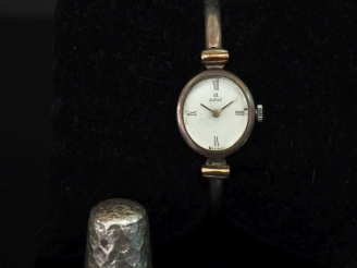 Vente aux enchères Ensemble comprenant :  - un dé à coudre en argent anglais, à décor de 