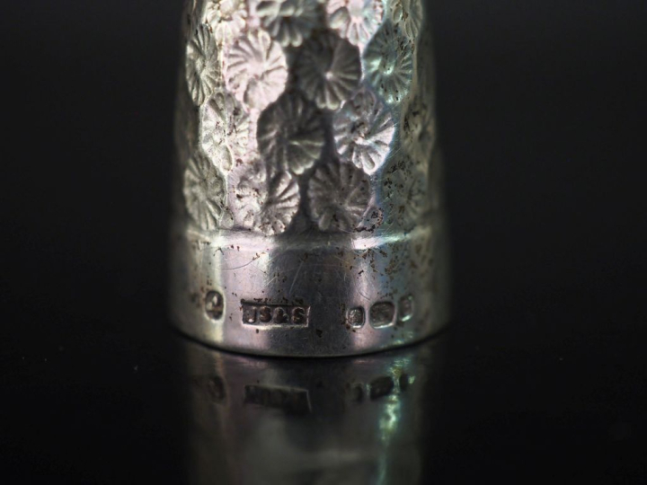 Ensemble comprenant :  - un dé à coudre en argent anglais, à décor de 