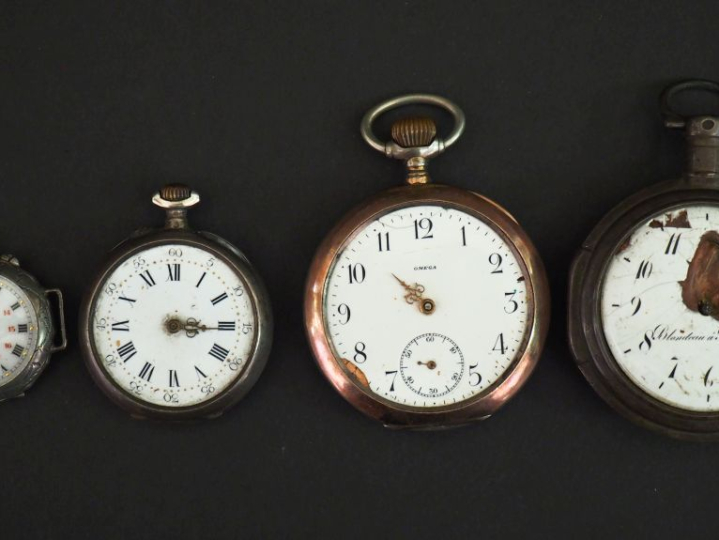 Ensemble comprenant :  - une montre de col en argent 925. Cadran à chi