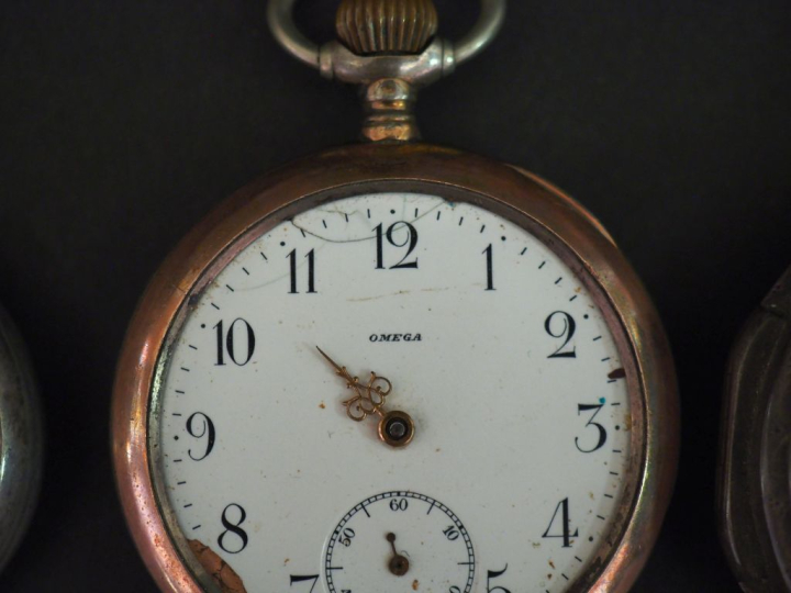 Ensemble comprenant :  - une montre de col en argent 925. Cadran à chi